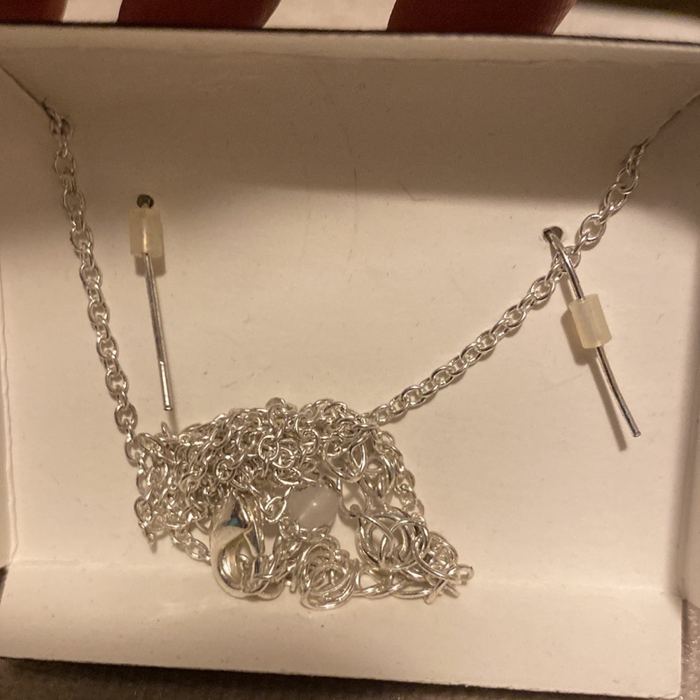 Avon gift set earrings and necklace emerald faux silver tone - Picture 5 of 6